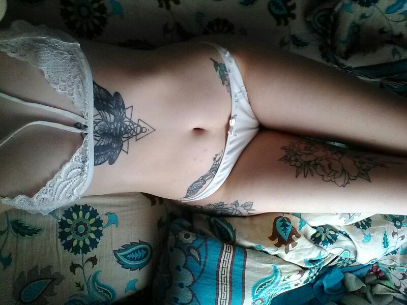 Девчата обладают татуированными телами
